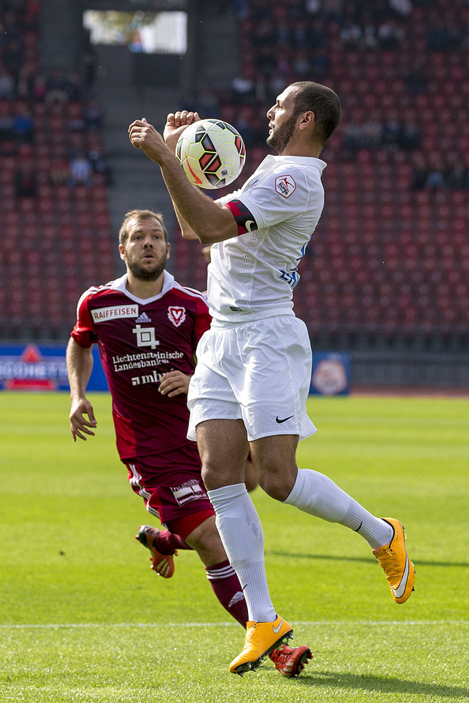 Le capitaine zurichois Yassine Chikhaoui devant Franz Burgmeier (Vaduz). Le FCZ reprend la tête au terme de la 11e journée de Super League.