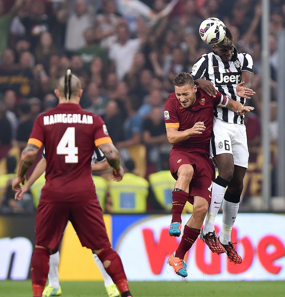 Paul Pogba et Francesco Totti se livrent un combat sans merci, à l'image de leurs équipes respectives. Avantage à la Juventus au terme d'un match électrique. 