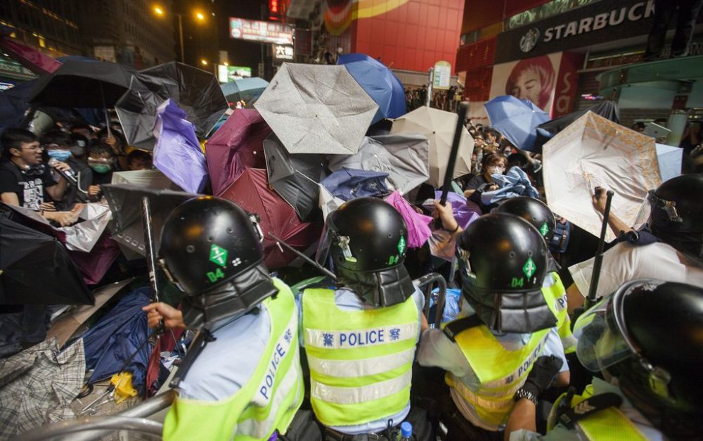 De violents affrontements ont opposé les forces de l'ordre aux manifestants samedi matin, à Hong Kong.