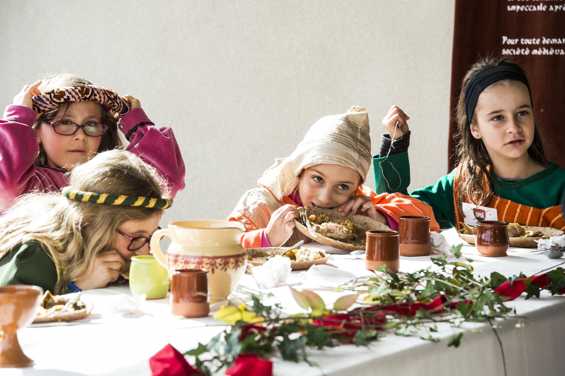 Lors du banquet médiéval, les enfants ont apprécié de pouvoir manger avec les doigts et ont beaucoup aimé l'assiette en pain.

Image d'illustration