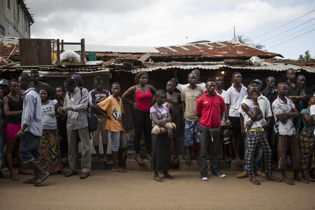 Des habitants de Freetown, capitale de Sierra Leone, ont reproché aux autorités de laisser à l'abandon dans la rue le cadavre d'une victime présumée de la fièvre Ebola. Des violences s'en sont suivies.