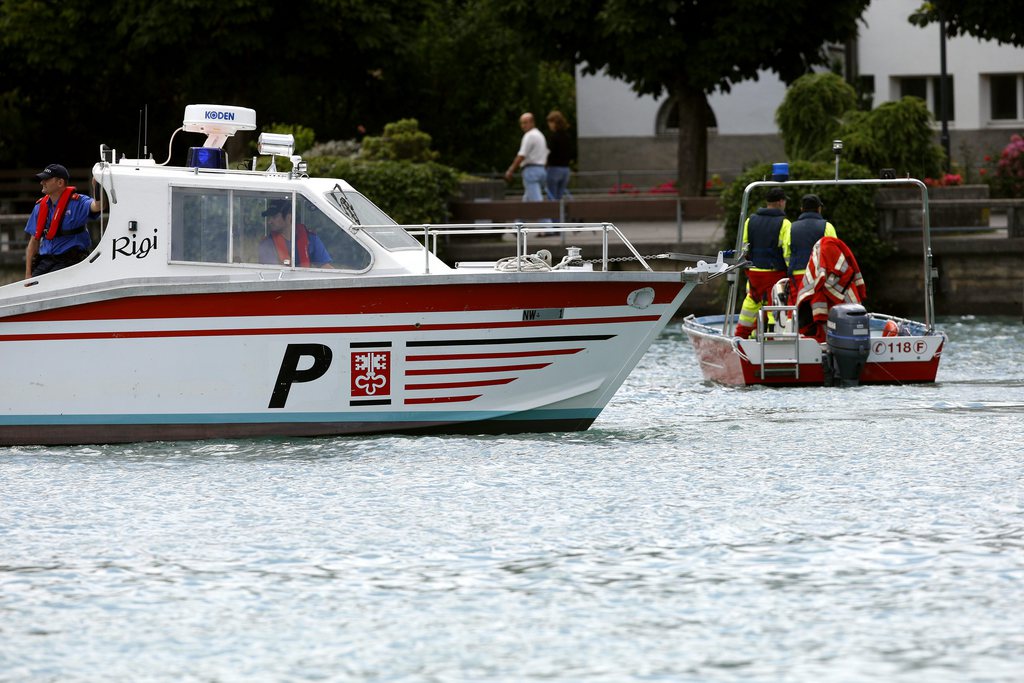 La femme retrouvée morte dimanche matin dans le lac des Quatre-Cantons travaillait à Lucerne comme prostituée. La police continue de passer au peigne fin le lieu de la découverte macabre, près de Stansstad (NW).