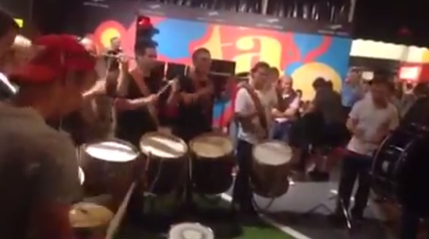 Les jeunes de la clique des tambours de Vétroz, en démonstration sur le stand du Label Fiesta.