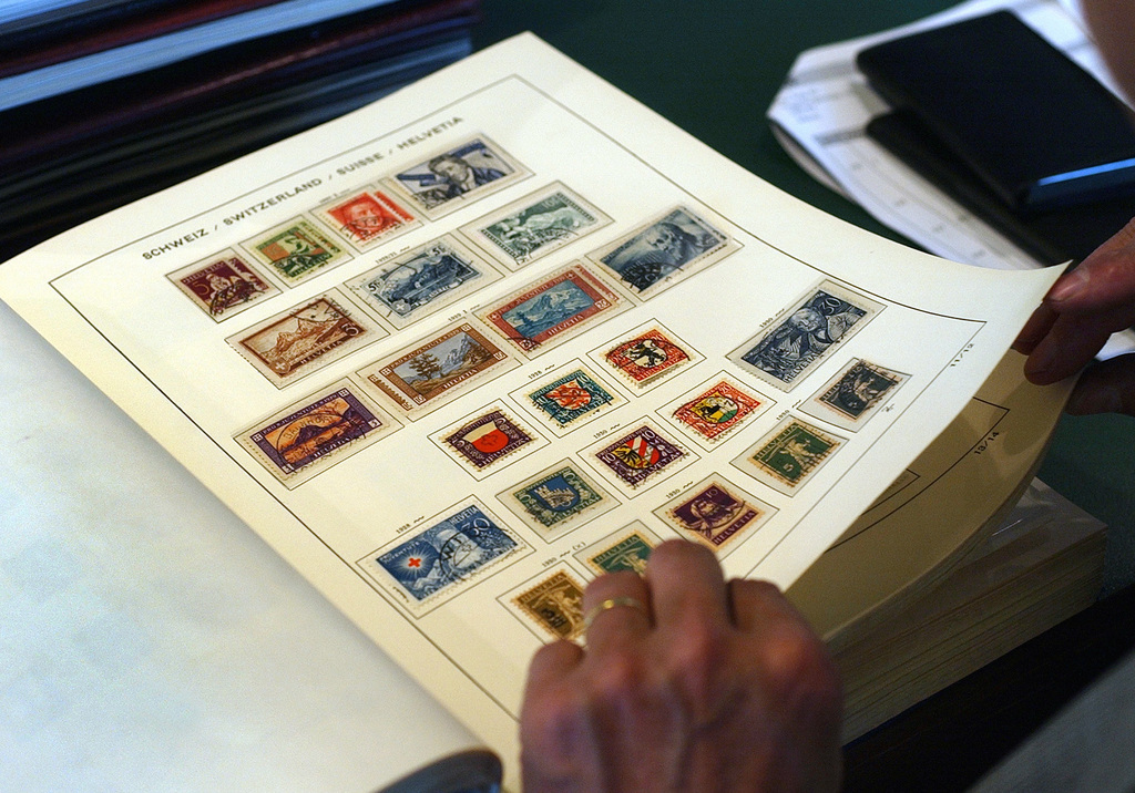 Un timbre "Colombe de Bâle" sur une enveloppe a battu un nouveau record du monde dans une vente aux enchères.