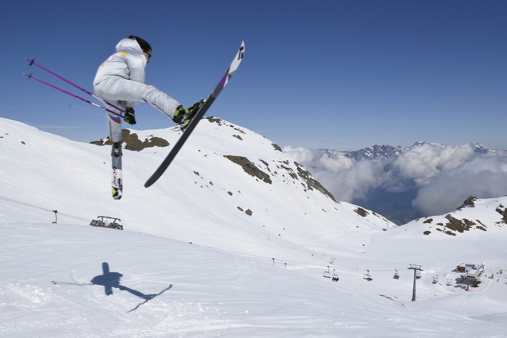 Robin fait un saut a ski lors du dernier weekend d'ouverture des pistes de ski ce samedi 26 avril 2014 a Verbier. (KEYSTONE/Maxime Schmid)