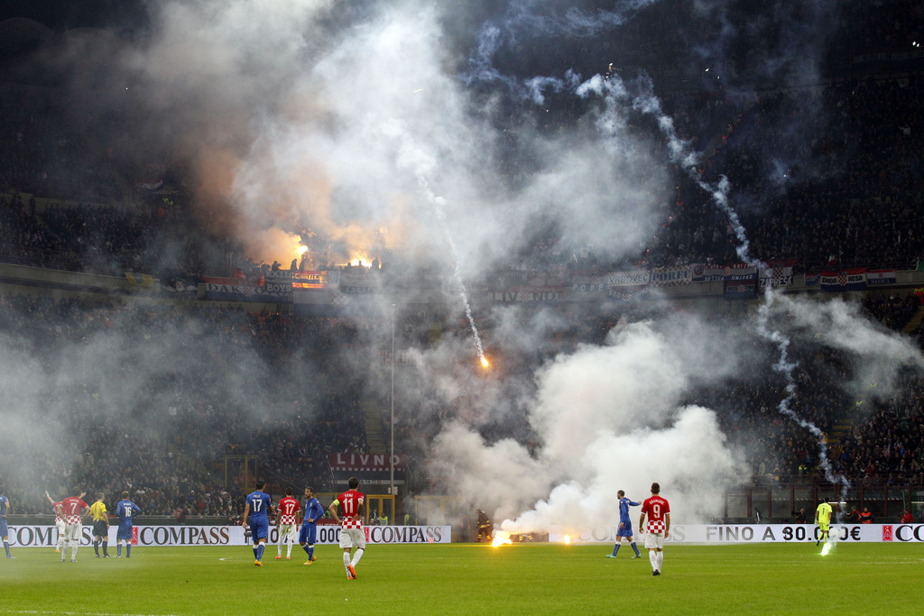 Les supporters croates ont lancé des fumigènes sur la pelouse. Le match a dû être interrompu.