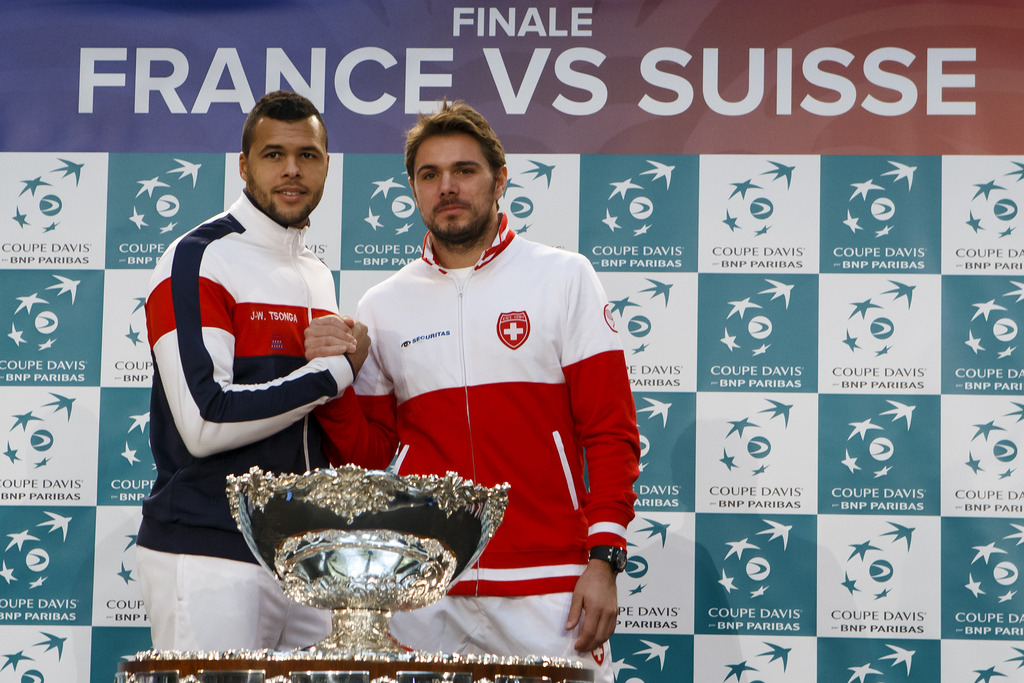 Jo-Wilfried Tsonga, left, of France, shakes hand with Stanislas Wawrinka, right, of Switzerland, next to the Davis Cup trophy after the drawing for the Davis Cup Final, prior the Davis Cup Final match between France and Switzerland, in Lille, France, Thursday, November 20, 2014. The Davis Cup World Group Final France vs Switzerland will take place from 21 to November 23. (KEYSTONE/Salvatore Di Nolfi)
