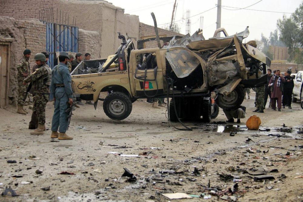Une camionnette a été soufflée par l'explosion de la bombe.