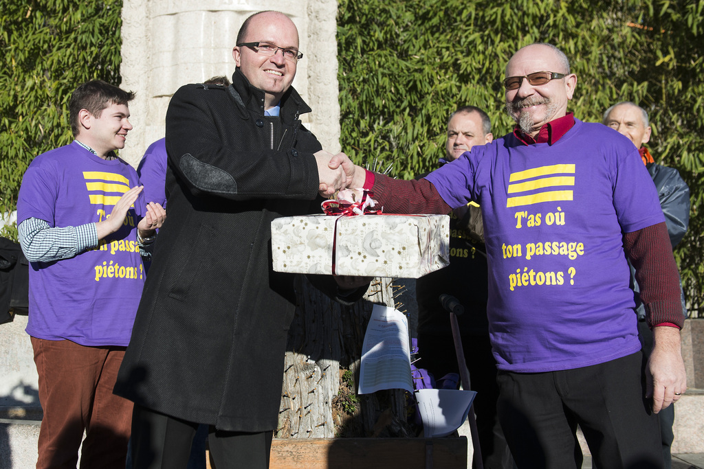 Initiateur du mouvement, Georges Delaloye (droite) a remis les 3000 signatures à Grégoire Dussex.