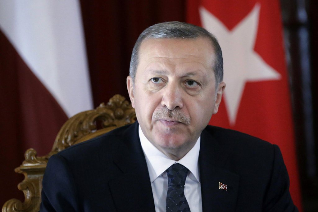 Le président turc Recep Tayyip Erdogan a renouvelé vendredi ses critiques contre la coalition internationale luttant contre le groupe Etat islamique (EI) en Syrie et en Irak. Il lui a reproché de concentrer ses bombardements sur la ville kurde syrienne de Kobané.