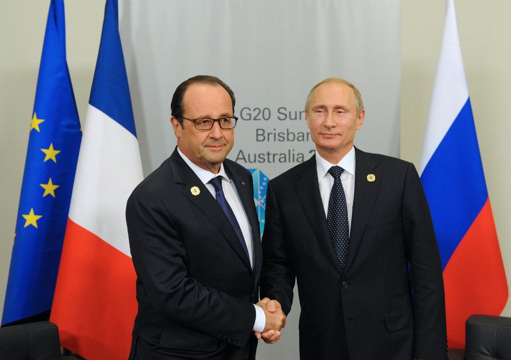 epa04490418 Russian President Vladimir Putin (R) shakes hands with French President Francois Hollande (L) during a meeting at the G20 Leaders' Summit in Brisbane, Australia 15 November 2014. The G20 summit will be held in Brisbane on 15 and 16 November. The G20 represents 90 percent of global gross domestic product, two-thirds of the world's people and four-fifths of international trade.  EPA/ALEXEI DRUZHININ/ RIA NOVOSTI / MANDATORY CREDIT