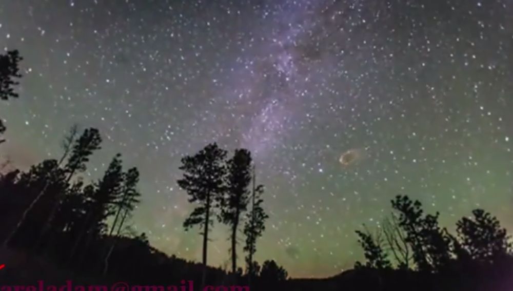 En photographiant la Voie Lactée depuis Cluster dans le Dakota du Sud (USA), Wes Eisnhauer a eu la chance de capturer un météore explosant lors de son entrée en contact avec l'atmosphère.