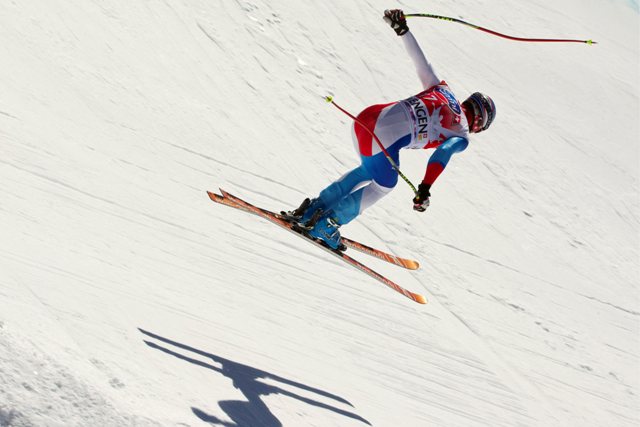 Didier Défago a perdu un ski à la réception d'un saut, terminant sa course dans les filets mais indemne.