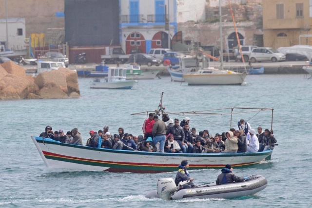 Après la panne de moteur, les passeurs ont forcé 22 personnes a quitter l'embarcation. (Ici des clandestins en Méditerranée. 