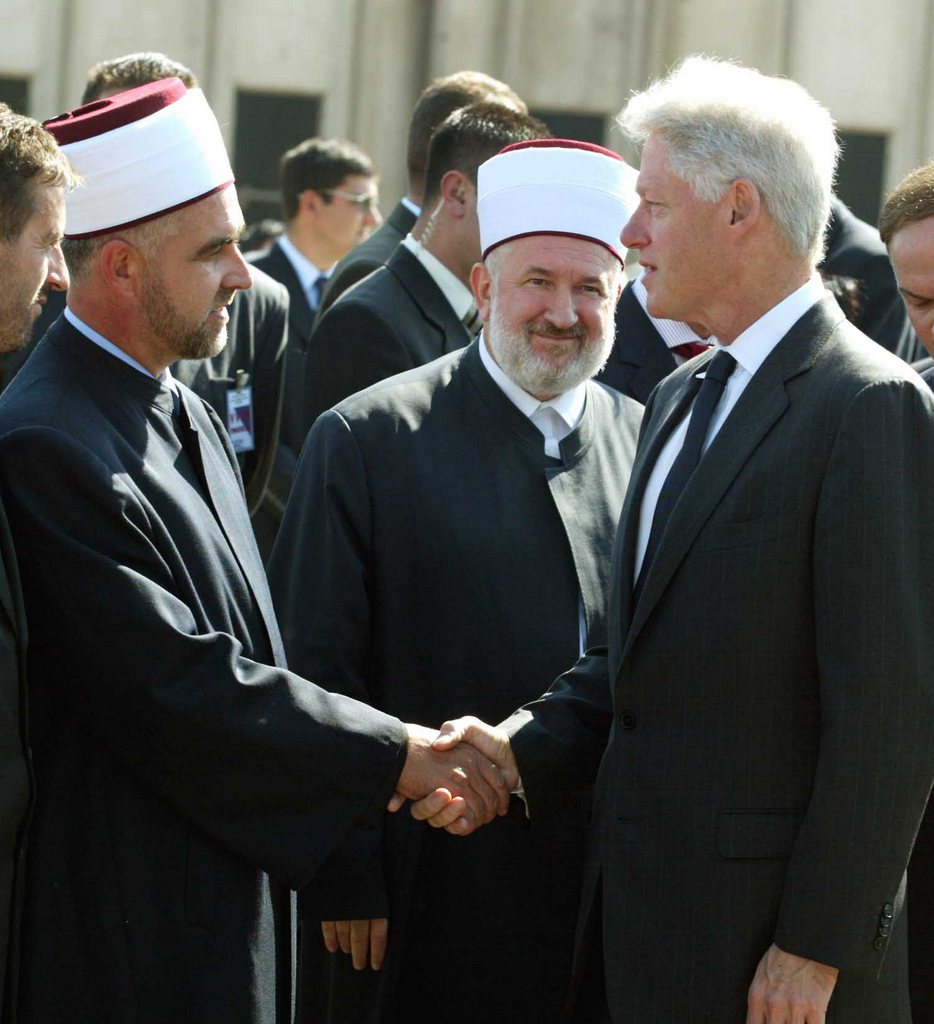 Le grand mufti de Bosnie, Husein Kavazovic, ici en présence de l'ancien président des Etats-Unis Bill Clinton.