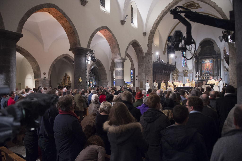 De nombreuses personnes assistent a la messe de minuit a la Basilique de St-Maurice, ce jeudi 25 decembre 2014. (KEYSTONE/Anthony Anex).