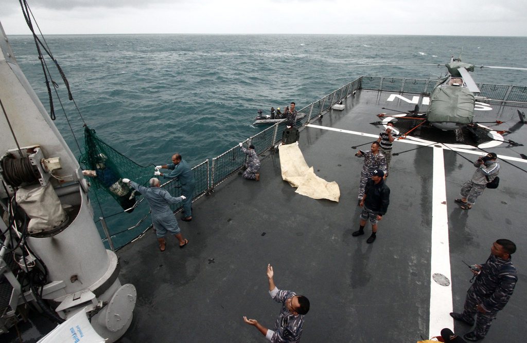 La zone quadrillée par les navires et les avions qui recherchent les débris et les corps des victimes du vol QZ8501 a été étendue lundi.