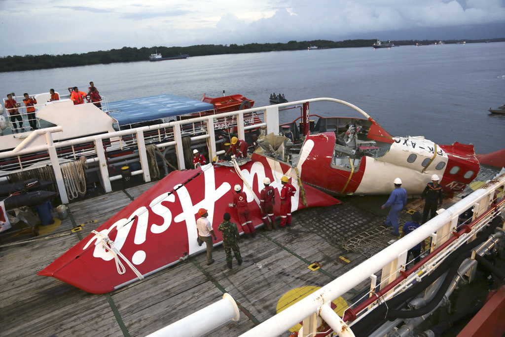 Deux semaines après l'accident de l'appareil d'AirAsia, les équipes de recherches ont remonté samedi une partie de la queue de l'appareil.