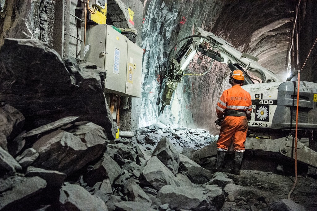 Les travaux destinés à adapter le gabarit du tunnel au passage des trains à deux étages ont débuté en automne 2013 et se termineront au printemps 2016.