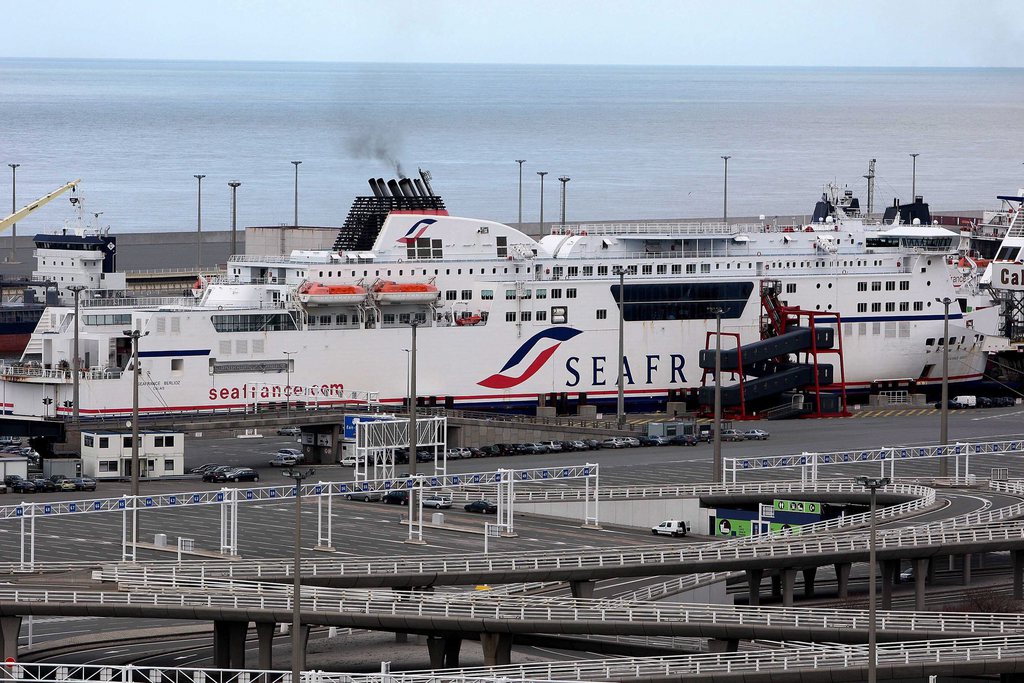 La décision de fermer le port a été prise à 08h10 après qu'un car-ferry avait commencé à manoeuvrer pour quitter le port avant de devoir renoncer en raison des rafales. 