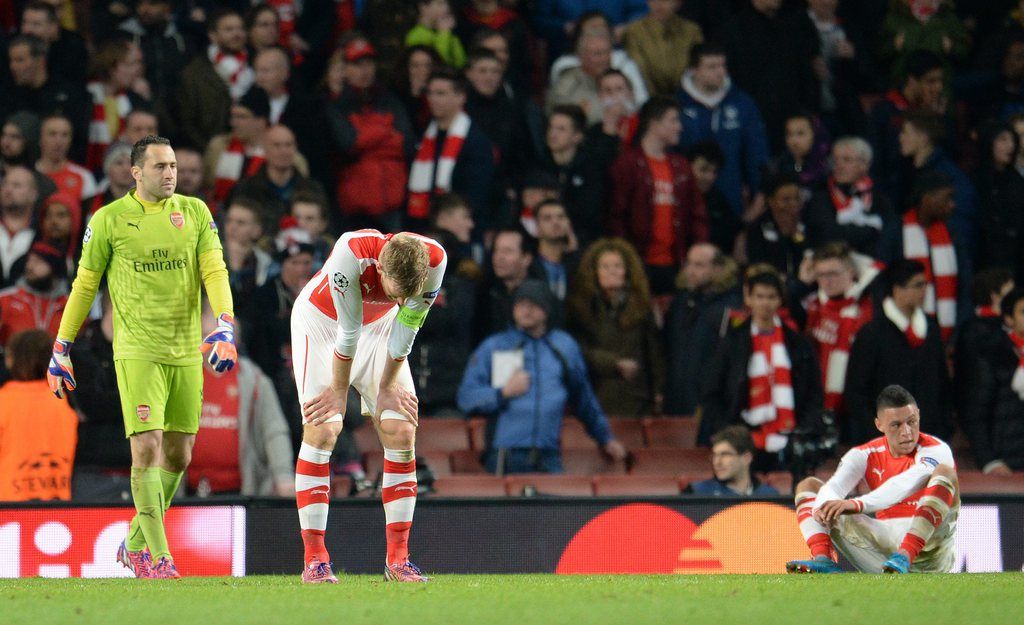 epa04637459 Arsenal players react after going three one down during the UEFA Champions League round of 16 first leg soccer match between Arsenal FC and AS Monaco at the Emirates Stadium in London, Britain, 25 February 2015.  EPA/ANDY RAIN