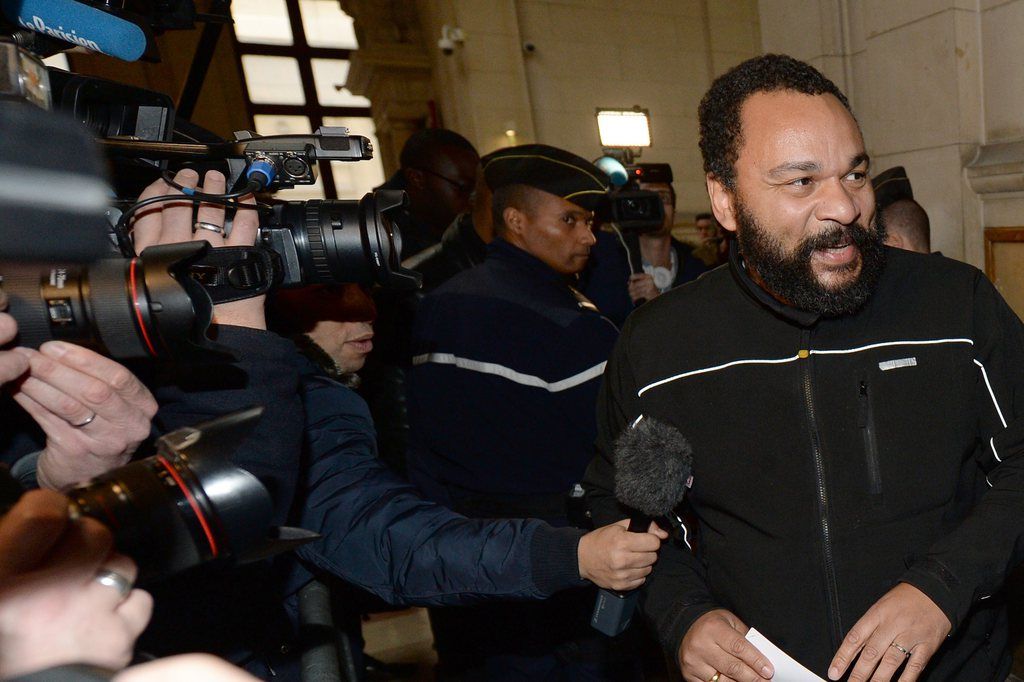 epa04590964 French comedian Dieudonne M'Bala M'Bala (R) arrives for his trial at the Court House, in Paris, France, 28 January 2015. Controversial comedian Dieudonne M'Bala M'Bala stands trial for a anti-semitic comments about famous jewish radio host in France, Patrick Cohen. Dieudonne has been convicted in the past for anti-Semitic remarks.  EPA/CAROLINE BLUMBERG