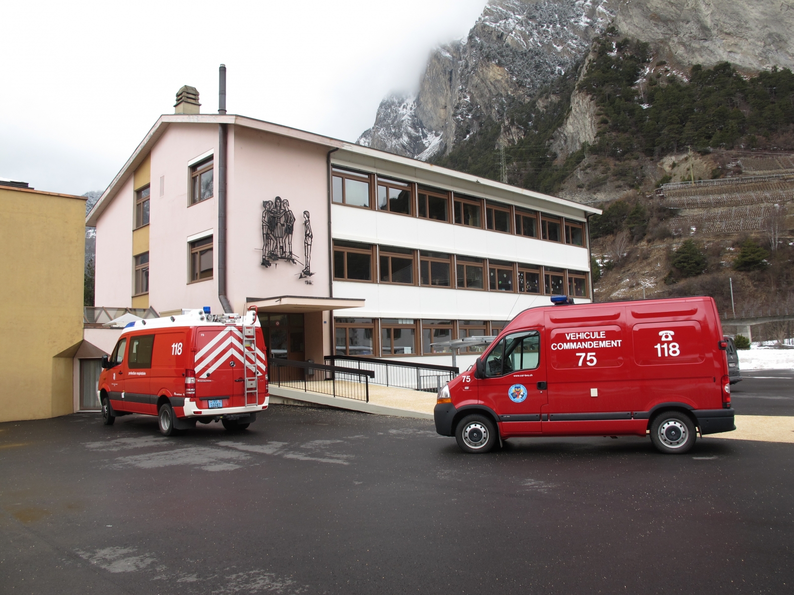 Evacuée peu avant midi, l'école primaire de Sembrancher a été placée sous la surveillance des pompiers.