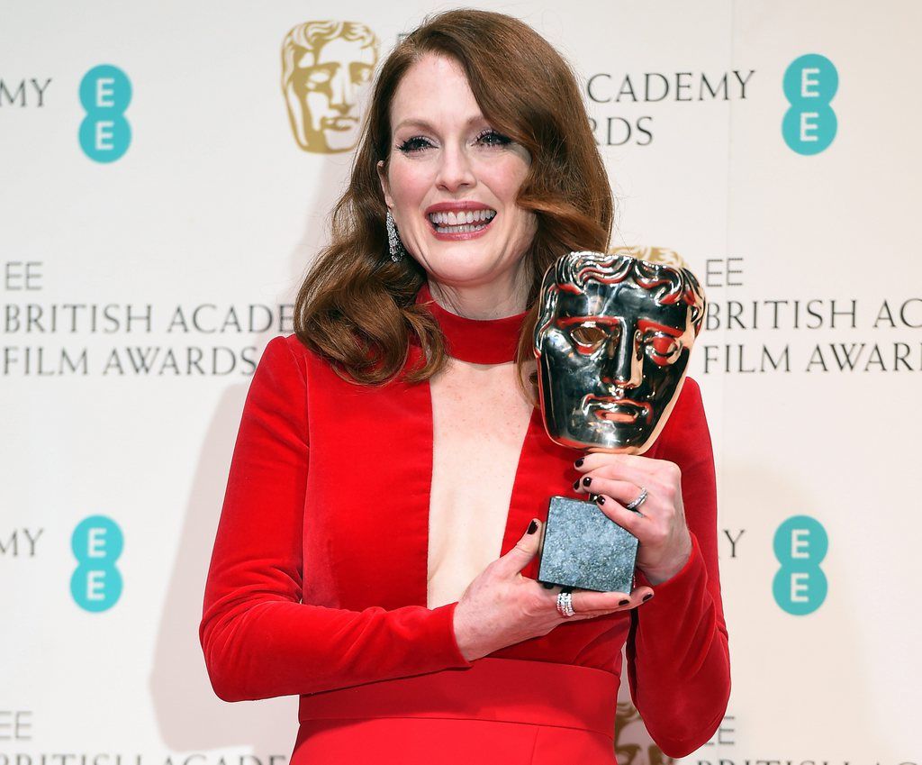 epa04610208 US actress Julianne Moore poses in the press room after winning the Best Leading Actress award for 'Still Alice' during the 2015 British Academy Film Awards at The Royal Opera House in London, Britain, 08 February 2015. The ceremony is hosted by the British Academy of Film and Television Arts (BAFTA).  EPA/ANDY RAIN