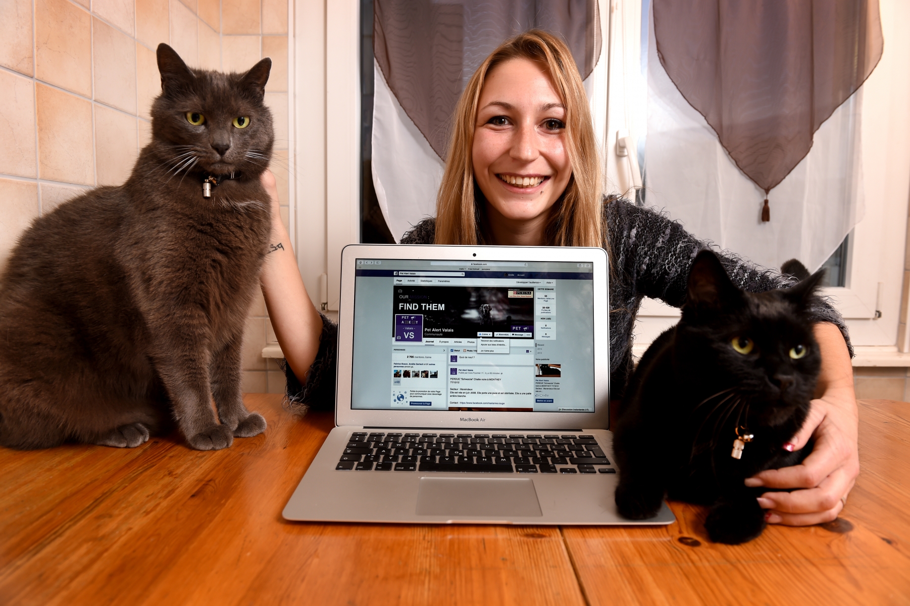Emilie Boson, l'une des trois responsables de la page "Pet Alert valais" et ses deux chats Grisou et Zorro.