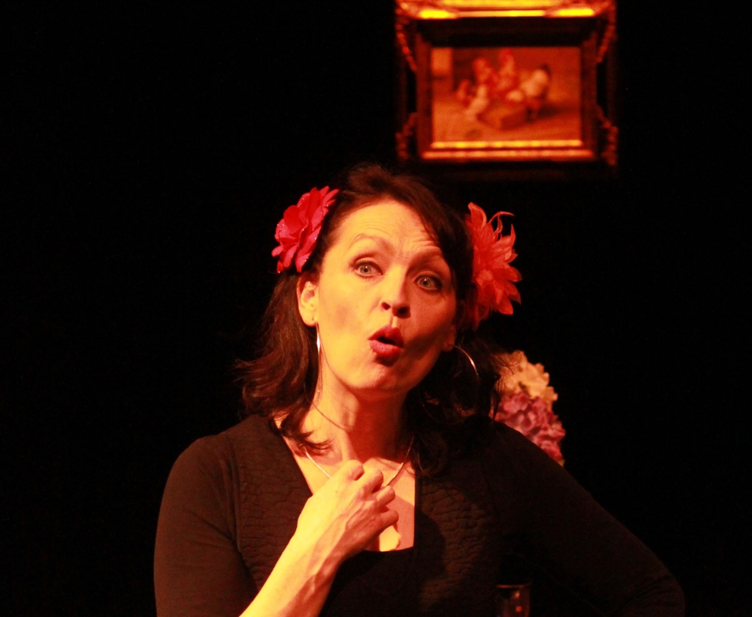 Rebecca Bonvin évoque sa mère sur la scène du Théâtre Alizé de Sion.