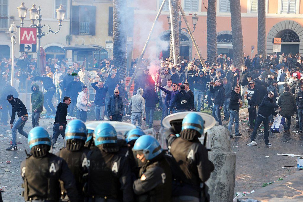 epa04627306 Clashes between Feyenoord's supporters and Italian Police in Piazza di Spagna, Rome, prior to the Europa League soccer match between As Roma and Feyenoord at Olimpico stadium in Rome, Italy, 19 February 2015.  EPA/VINCENZO TERSIGNI
