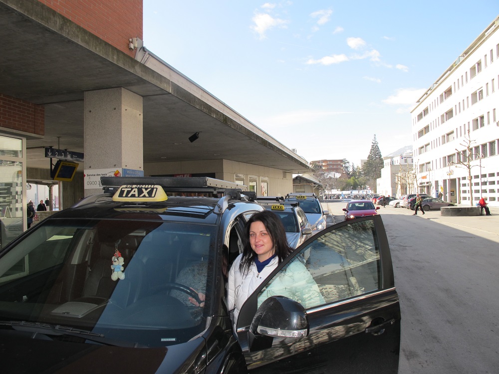 Maria-Luisa Corrado, exploitante de la compagnie Taxi Maria en gare de Sierre.