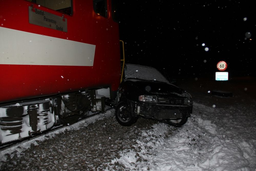 Le train a percuté, malgré un freinage d'urgence, une voiture sur un passage à niveau non gardé lundi soir à Bonfol (JU). L'accident a fait un blessé.
