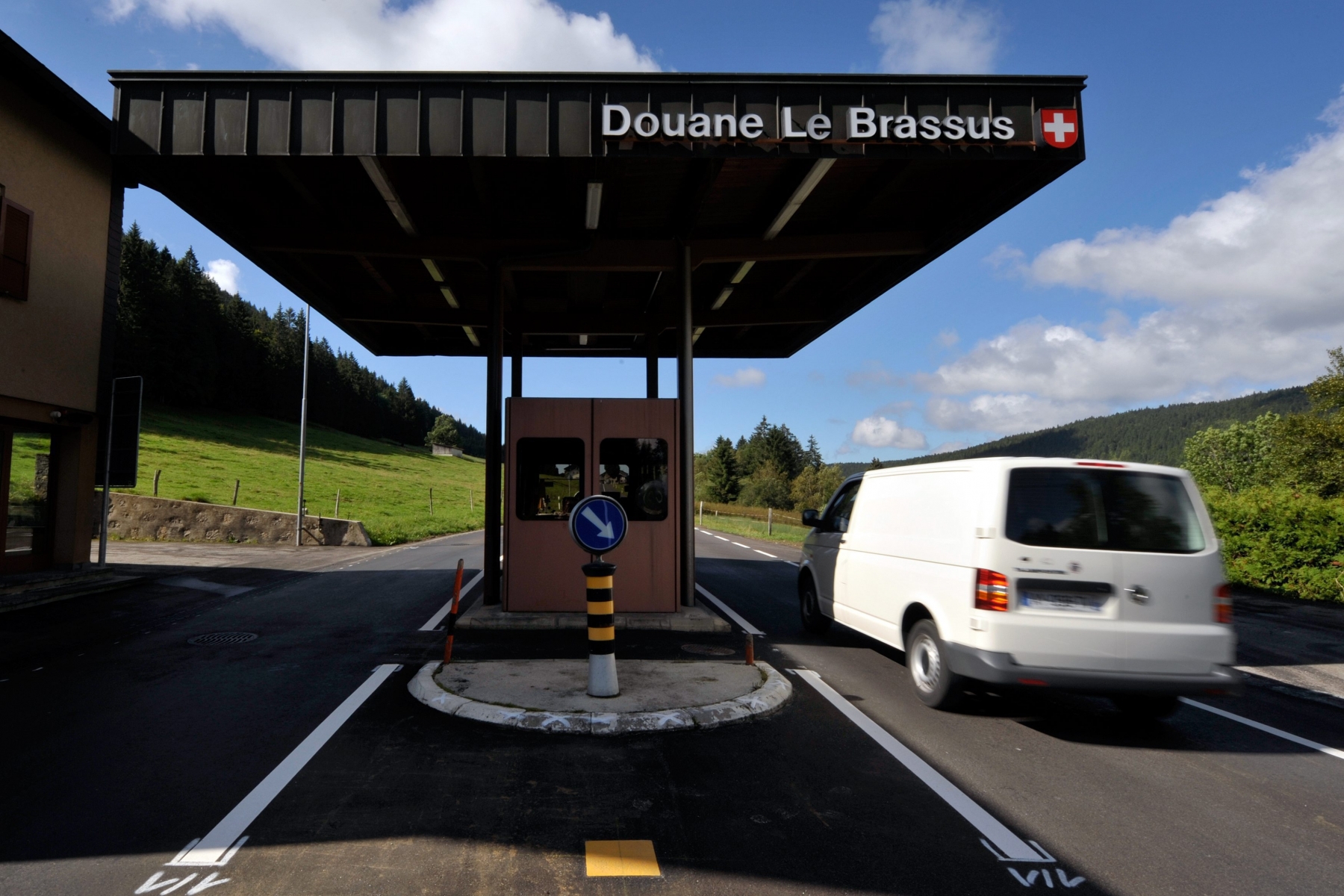 Le poste de Douane non garde  "Le Brassus", a la frontiere entre la Suisse et la France, dans la Vallee de Joux, photographie ce mardi 30 aout 2010. (KEYSTONE/Dominic Favre) 

