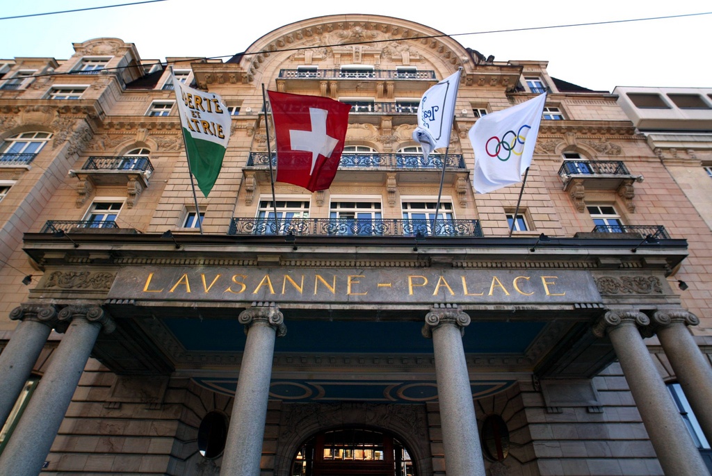 L'hotel Lausanne Palace est photographie ce lundi 7 avril 2003 a Lausanne. Les chefs d'Etat des pays du NEPAD, Egypte, Afrique du Sud, Nigeria, Algerie et Senegal - ainsi que les pays emergents que sont le Maroc, l'Arabie Saoudite, le Mexique, le Bresil, la Malaisie, l'Inde et la Chine, invite a participer au G8 d'Evian logeront au Palace et a l'hotel de la Paix a Lausanne qui seront securises pour l'occasion. (KEYSTONE/Fabrice Coffrini)