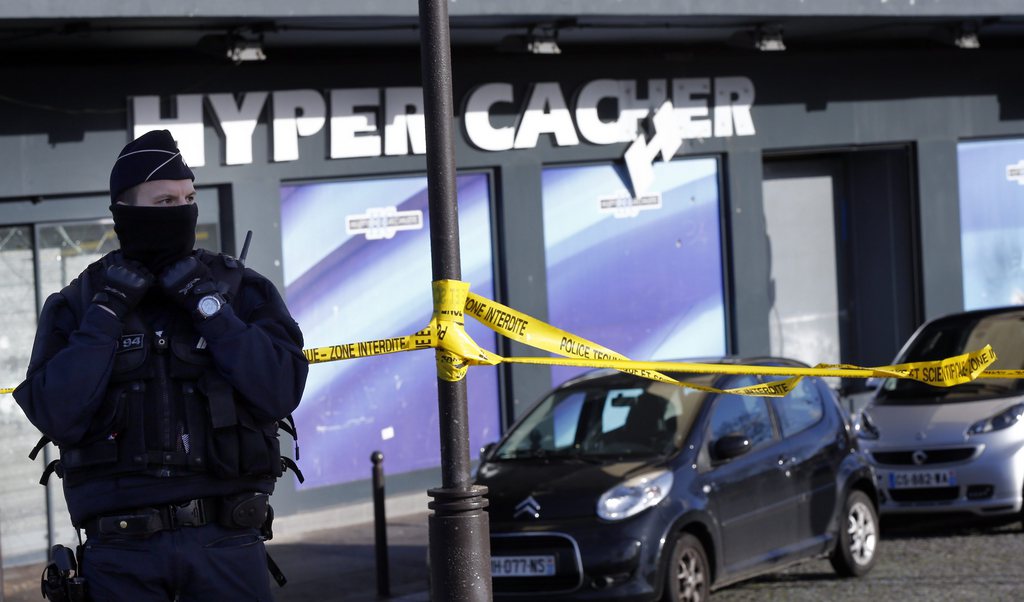 epa04554648 A French police officers guards outside the Hyper Cacher supermarket, two days after a hostage-taking in Paris, France, 11 January 2015. Three days of terror that ended on 10 January saw 17 people killed in attacks that began with gunmen invading French satirical magazine Charlie Hebdo and continued with the shooting of a policewoman and the siege of a Jewish supermarket.  EPA/ETIENNE LAURENT
