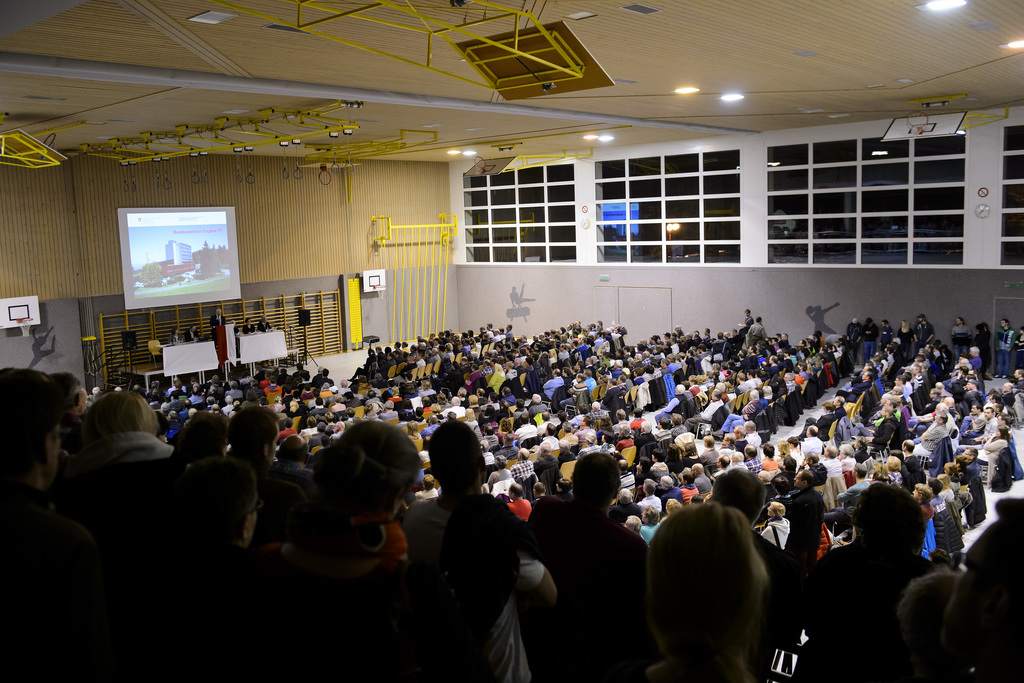Un public nombreux assiste a une seance d'information a la population concernant l'implantation en 2017 d'un nouveau centre federal pour les requerants d'asile a la Guglera ce mercredi 25 fevrier 2015 a Giffers dans le canton de Fribourg. (KEYSTONE/Jean-Christophe Bott)