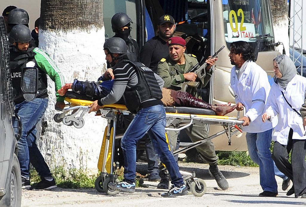 Une victime est évacuée du musée Bardo à Tunis.