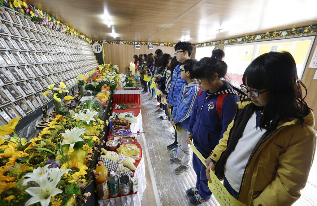 Les élèves coréens rendent hommage à leurs camarades disparus il y a tout juste une année. 
