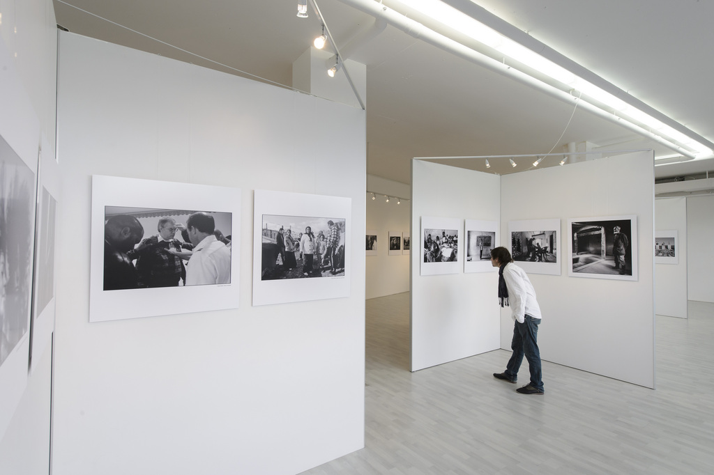 Les visiteurs peuvent découvrir le travail en noir-blanc d'une quarantaine de photographes.