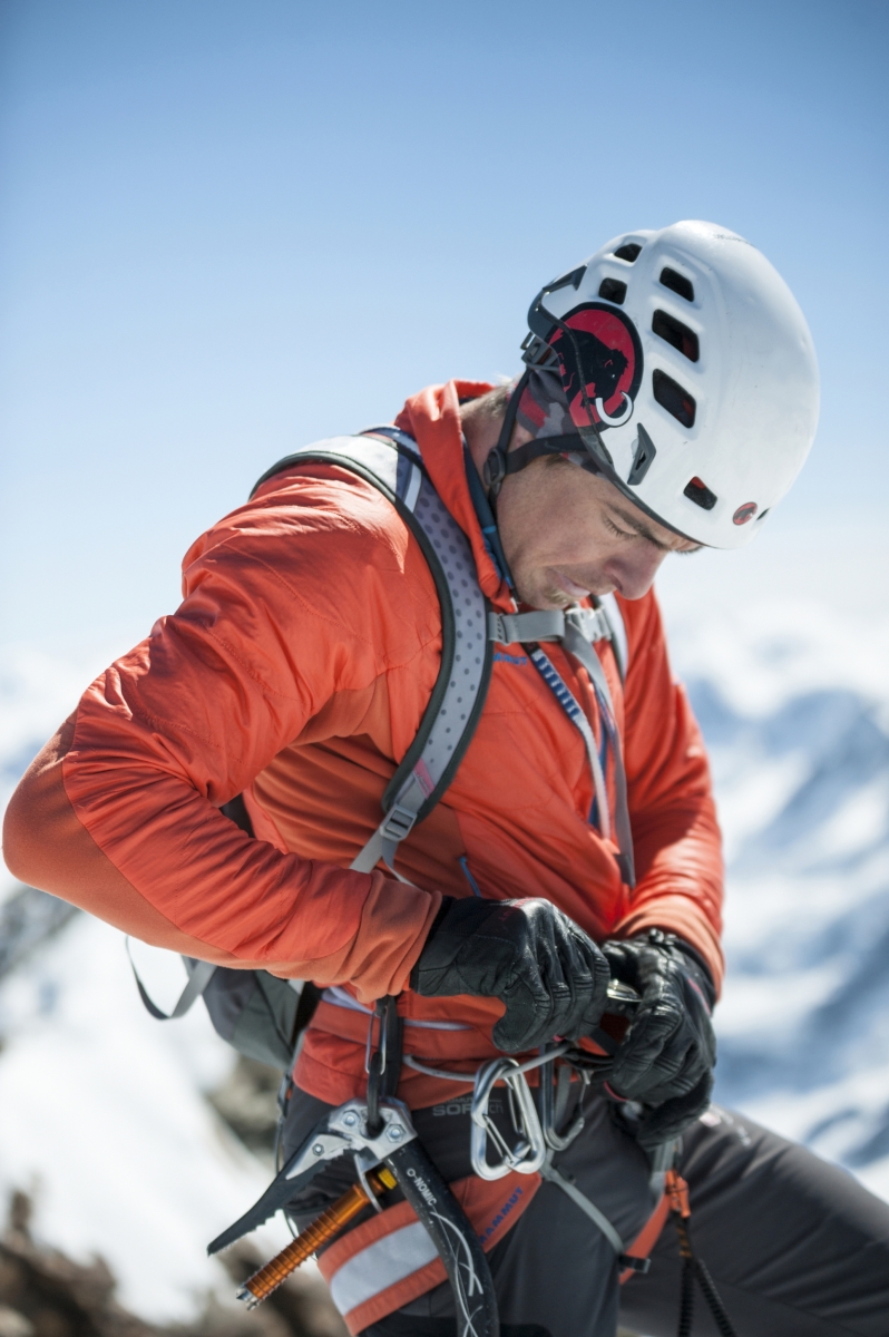 Dani Arnold arrête son chronomètre en atteignant le sommet du Cervin. Il établit le nouveau record de vitesse de la face Nord en 1 heure et 46 minutes.