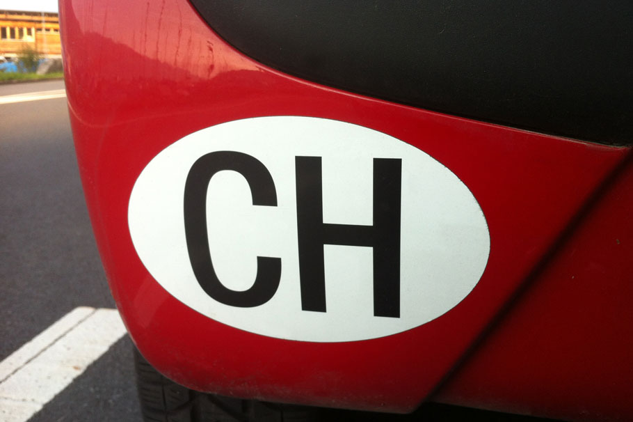 Le "CH" ne figurant pas sur les plaques avant suisses, l'autocollant reste obligatoire à l'étranger.
