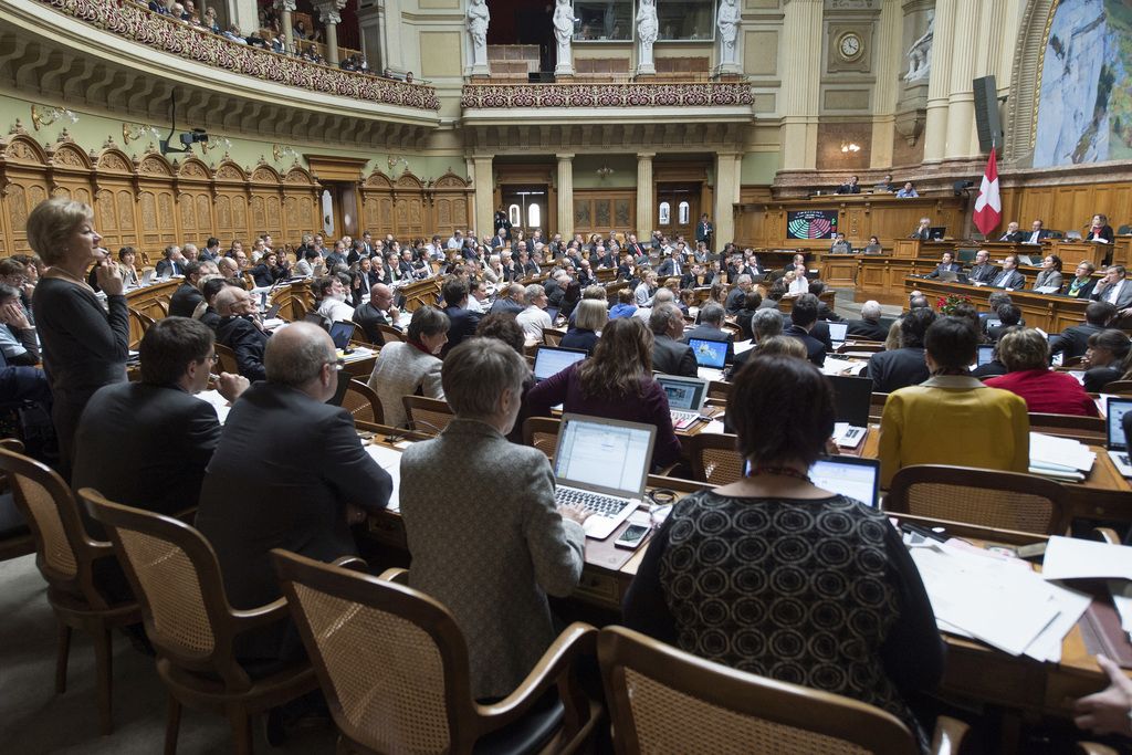 Das Plenum des Nationalrats waehrend einer Abstimmung zur Umsetzung der Zweitwohnungsinitiative, am Dienstag, 3. Maerz 2015, im Nationalrat in Bern. (KEYSTONE/Lukas Lehmann)