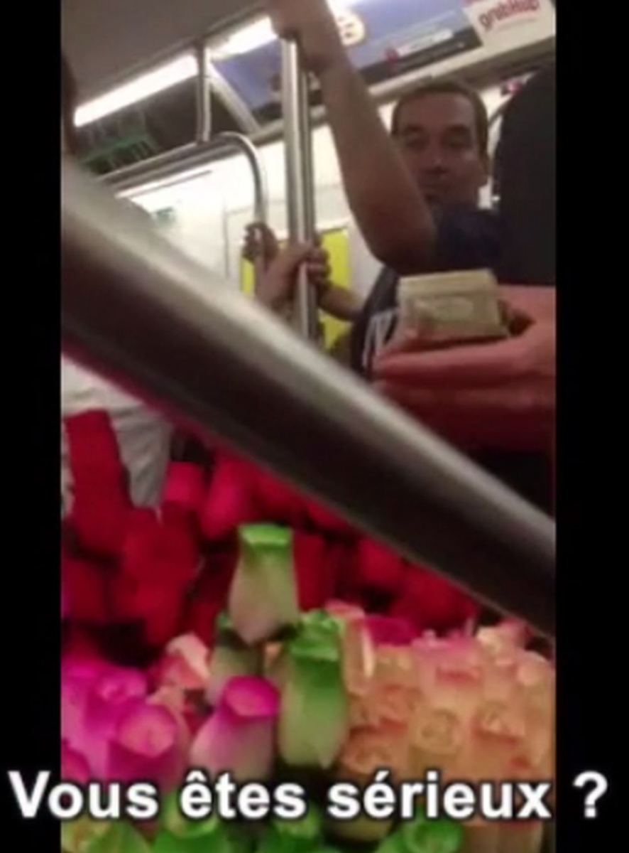Un homme achète 140 roses dans le métro à New York.
