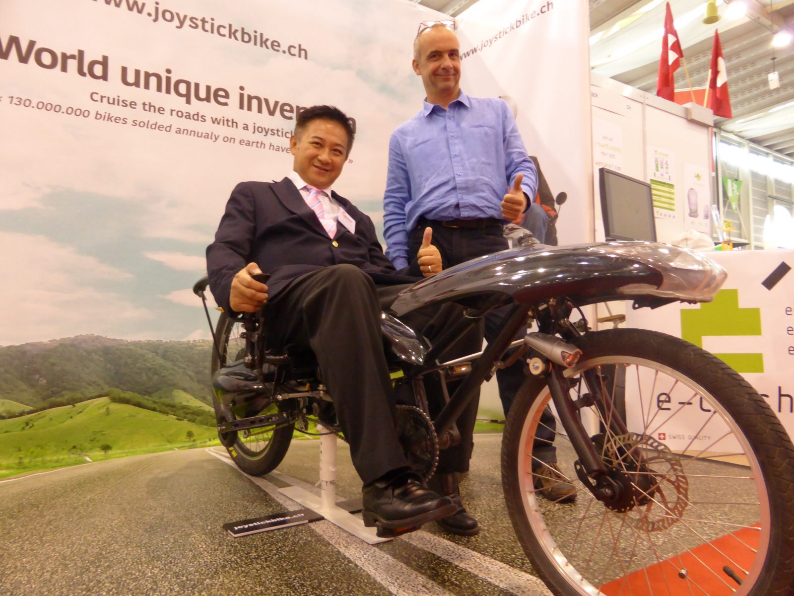 Ici avec Yvan Forclaz, le Dr Kitti Supchuku, un Thaïlandais venu présenté sa propre invention à Genève, estime que les investisseurs en capital risque sont friands des inventions du type du joystickbike. 