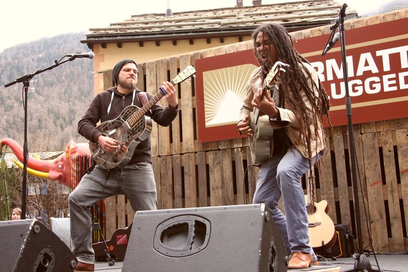 The Two sur la scène "New Talent" du Zermatt Unplugged.