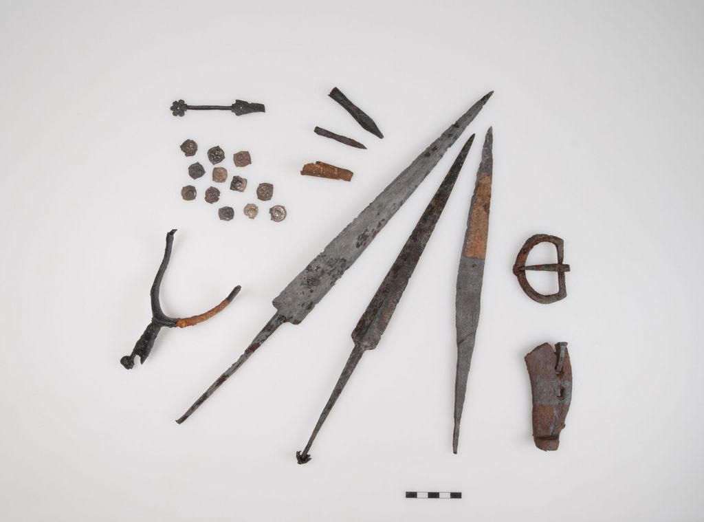 Pièces de monnaie, poignards, flèches et un éperon de cavalier ont été découverts sur la plaine de Morgarten. 