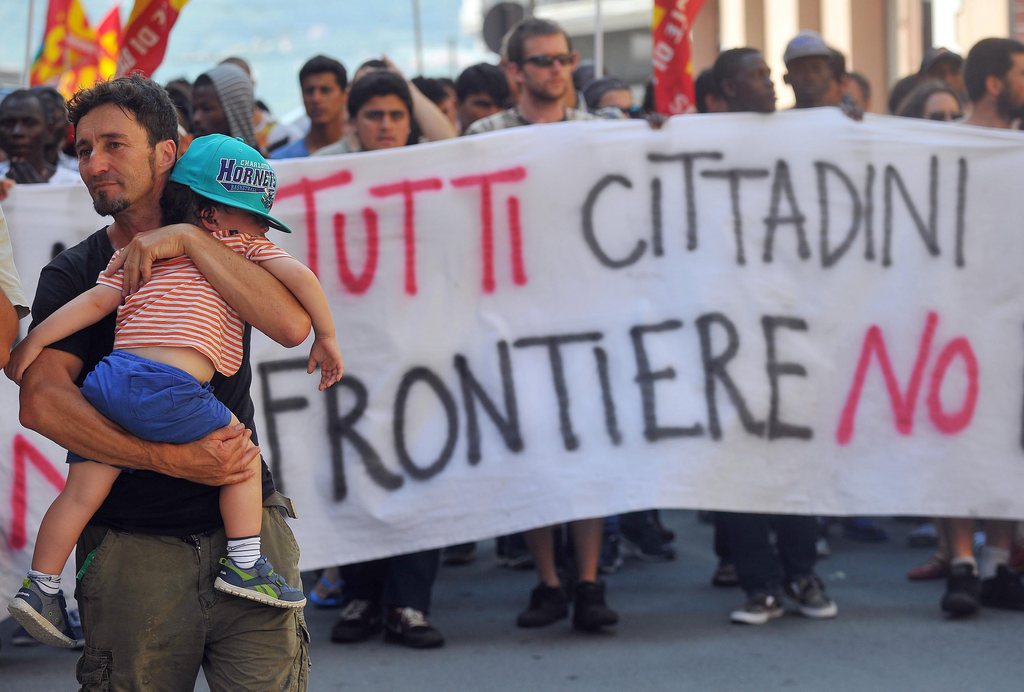 "Tous citoyens, pas de frontières" indiquent les panneaux des manifestants à Rome.