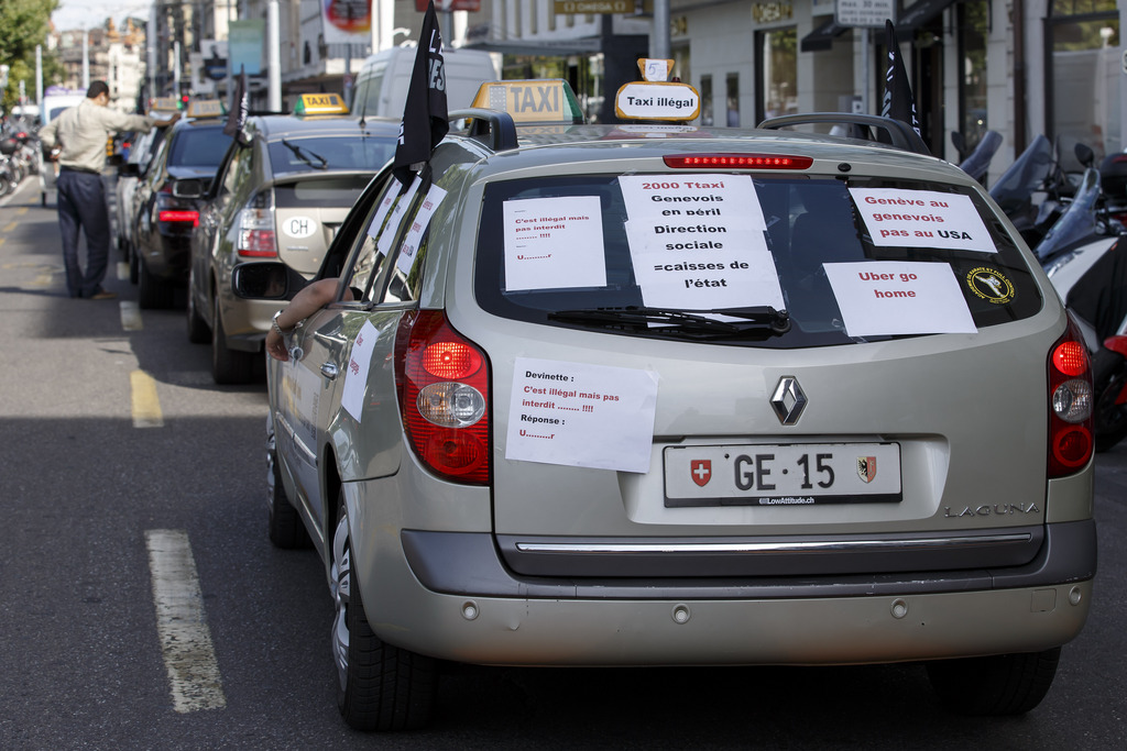 Les taxis genevois ont perturbé la circulation sur le pont du Mont-Blanc et les rues adjacentes lundi à l'heure de pointe pour protester contre Uber et l'Etat de Genève.