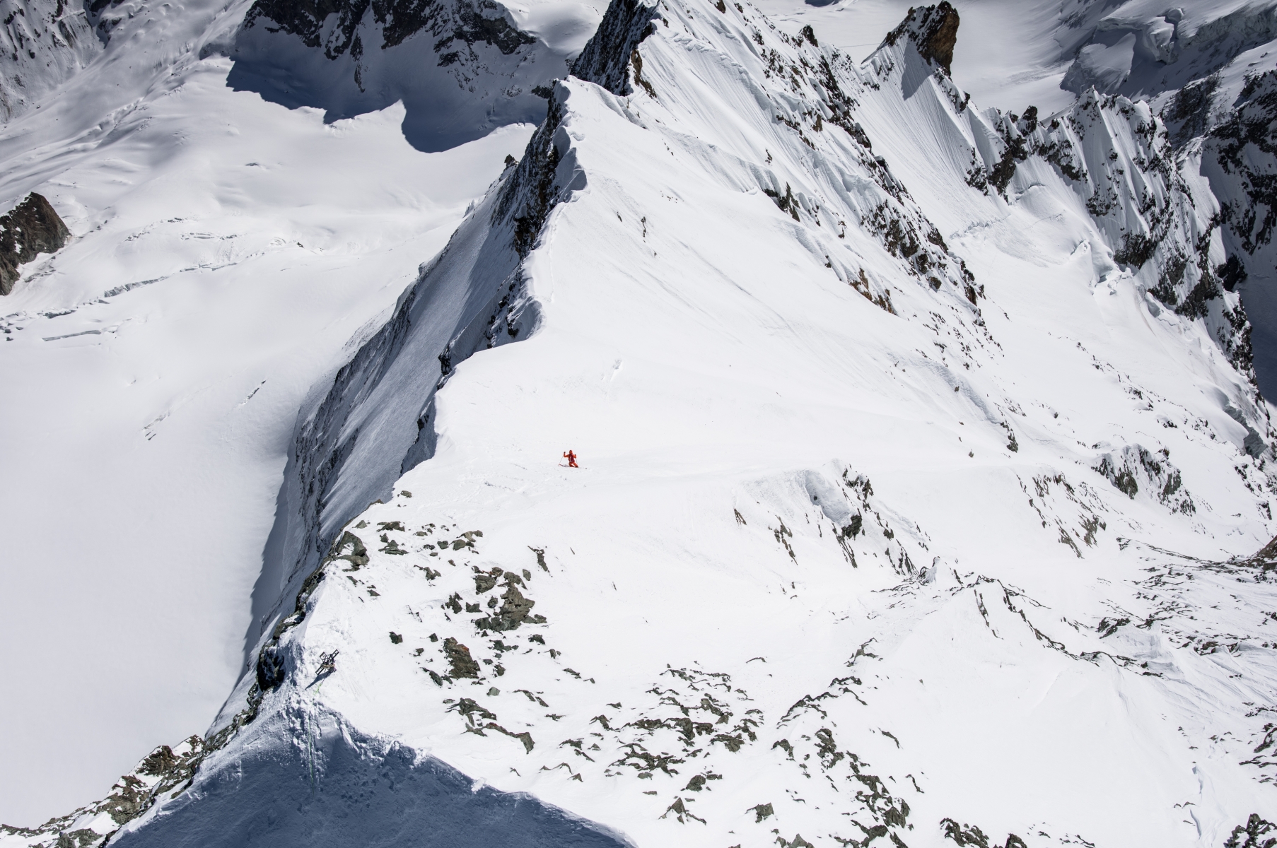 Le film nous emmène notamment sur les pentes de la Dent-Blanche avec le guide de montagne et skieur de pentes raides Gilles Sierro.